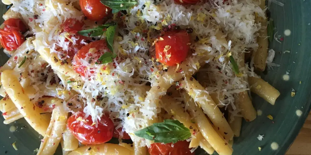 Pasta con tomates cherry, queso rallado, albahaca y ralladura de limón.
