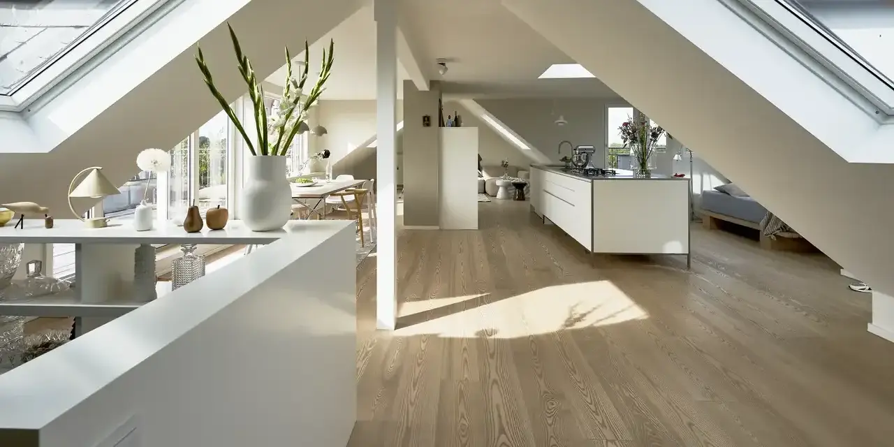 Luminoso open space mansardato con cucina moderna, zona pranzo e letto. Ottime idee sottotetto molto basso per sfruttare ogni angolo.