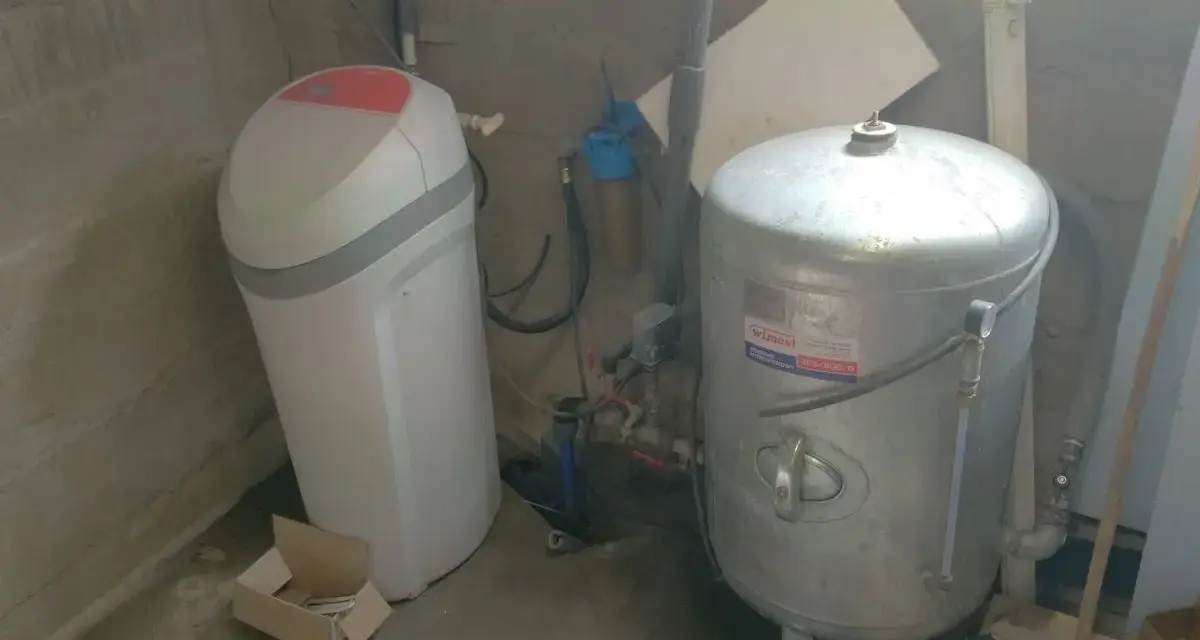 Urządzenie do uzdatniania wody i zbiornik hydroforowy. Zastanawiasz się, dlaczego ucieka powietrze z hydroforu? Może to być problem z membraną lub nieszczelnością.