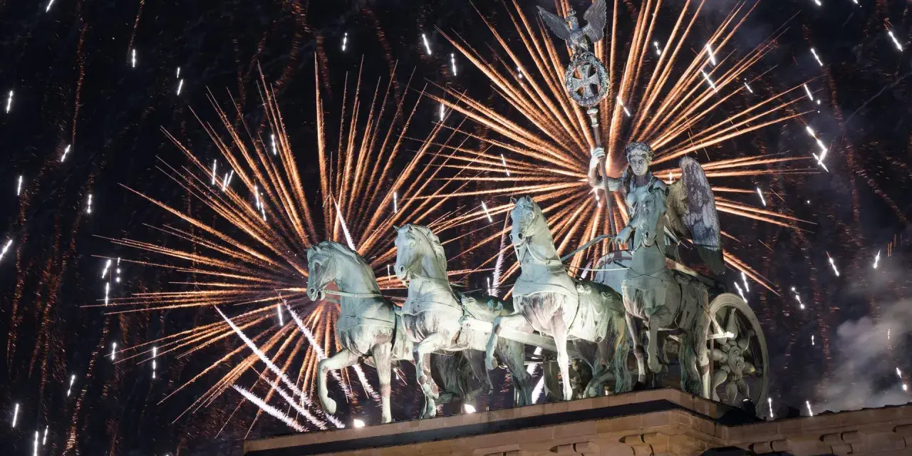 Brandenburger Tor im Feuerwerk: Ein Spektakel zum neuen Jahr.