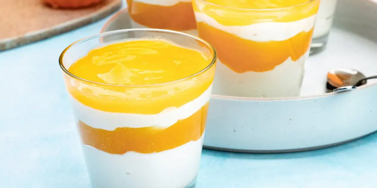 Schichtdessert mit cremigem griechischem Joghurt und fruchtiger Mango- oder Maracujapüree. Ein erfrischendes Solero Dessert.