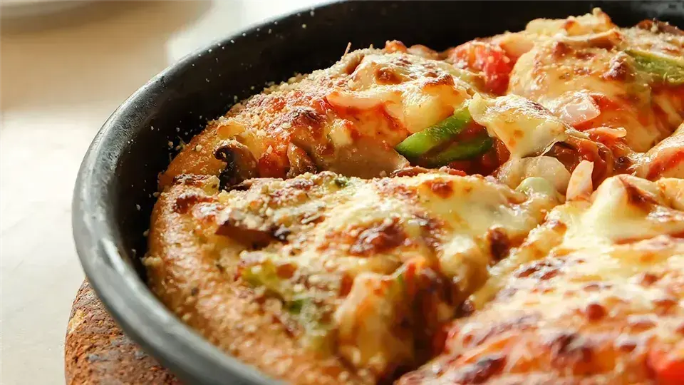 Jak zrobić pizzę na patelni w 30 minut - szybki i łatwy przepis