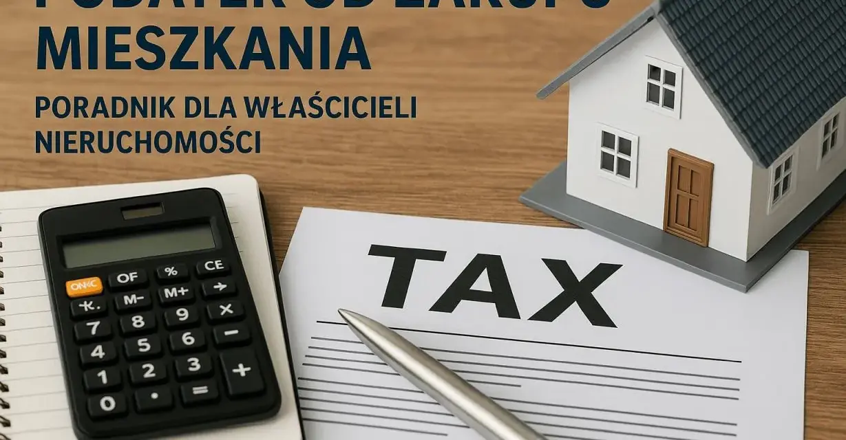 Podatek od kupna mieszkania: poradnik dla właścicieli nieruchomości. Kalkulator, długopis i model domu na drewnianym tle.