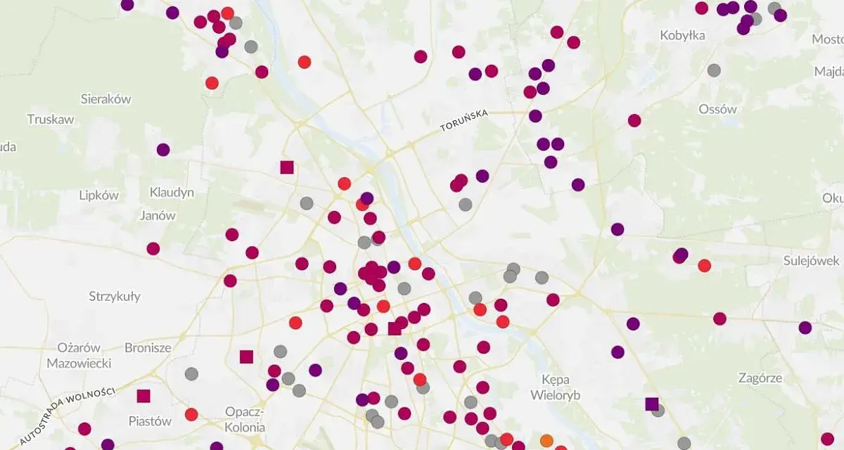 Mapa Warszawy z zaznaczonymi punktami o różnym natężeniu smogu.