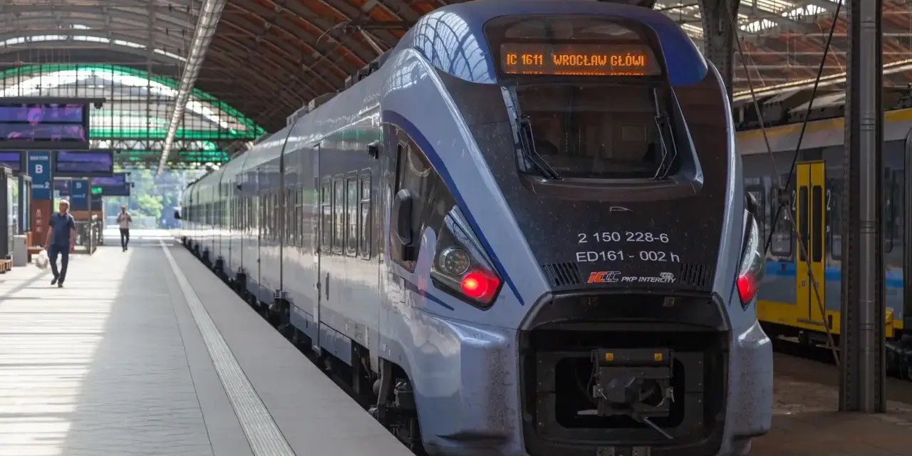 Nowoczesny pociąg PKP Intercity na peronie dworca kolejowego.