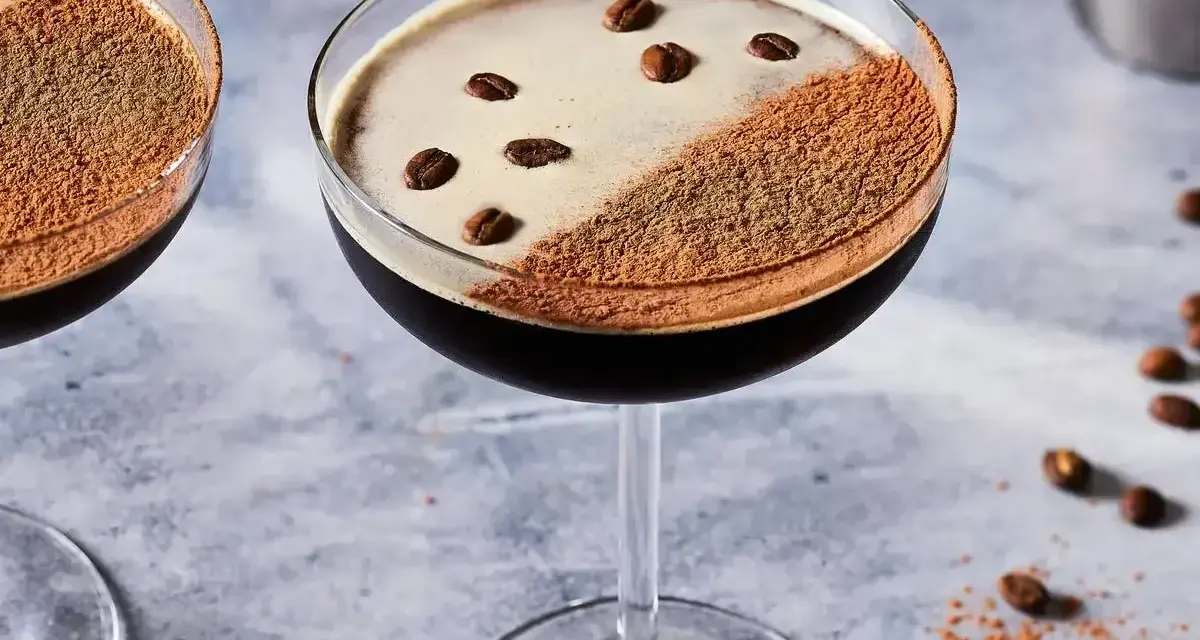 Dwa eleganckie koktajle z pianką, posypane kakao i ziarnami kawy. Idealne do picia z Baileys, gdy masz ochotę na coś słodkiego.