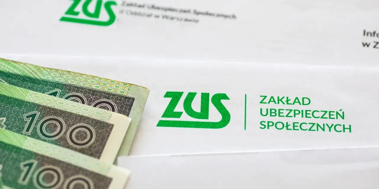 Najnowsze wiadomości o emeryturach czerwcowych: banknoty 100 zł leżą obok dokumentów ZUS.