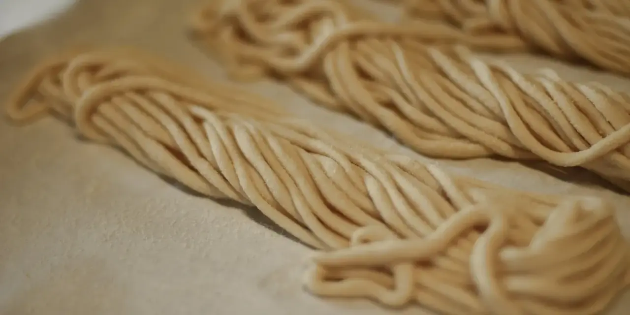 Pici freschi pronti per essere cotti. Ecco come fare i pici fatti in casa, un classico della cucina toscana.