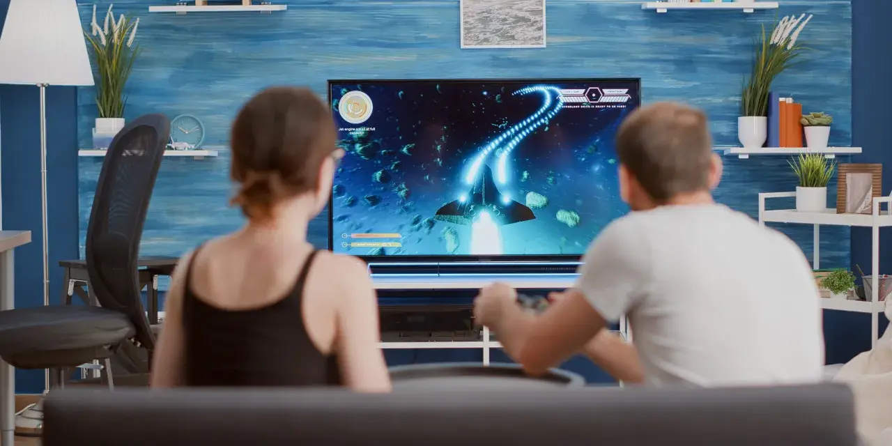 Para dowiedzieć się, ile prądu zużywa telewizor, para gra w grę kosmiczną.
