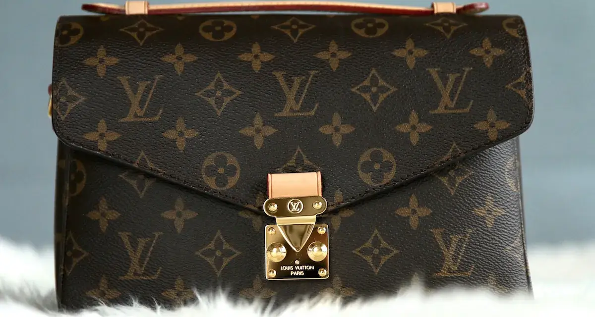 Elegancka torebka Louis Vuitton z monogramem. Zastanawiasz się, ile kosztuje torebka Louis Vuitton?