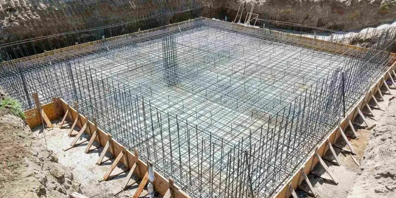 Siatka zbrojeniowa tworzy solidny fundament pod przyszły budynek.