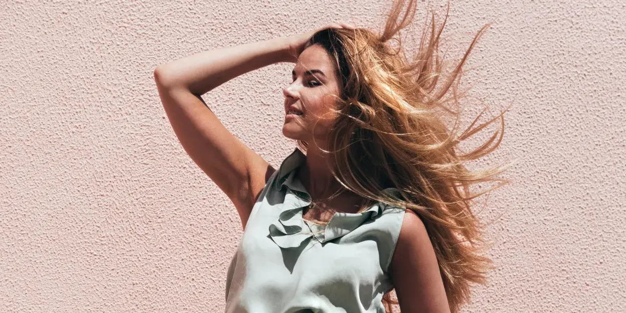 Volumenpuder für Haare: So verleihen Sie Ihrem Haar sofort Fülle