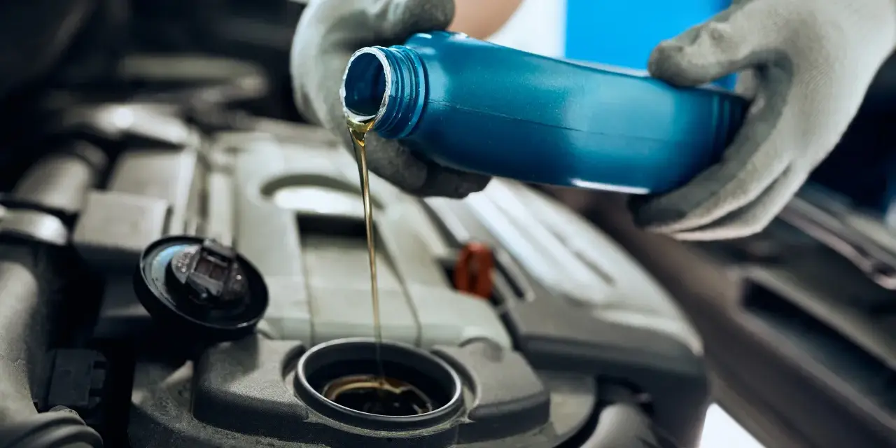 Motul czy Castrol 5W30 - który olej silnikowy zapewni lepszą ochronę?
