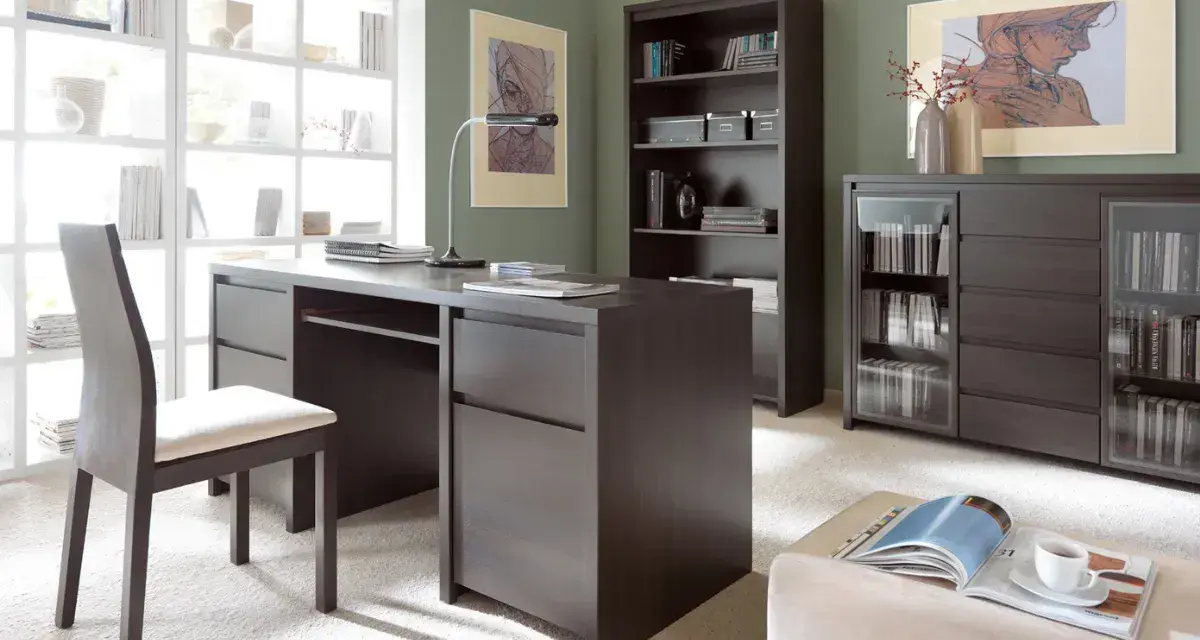 Nowoczesne biuro z meblami Kaspian wenge. Biurko, regał i komoda tworzą spójną całość.