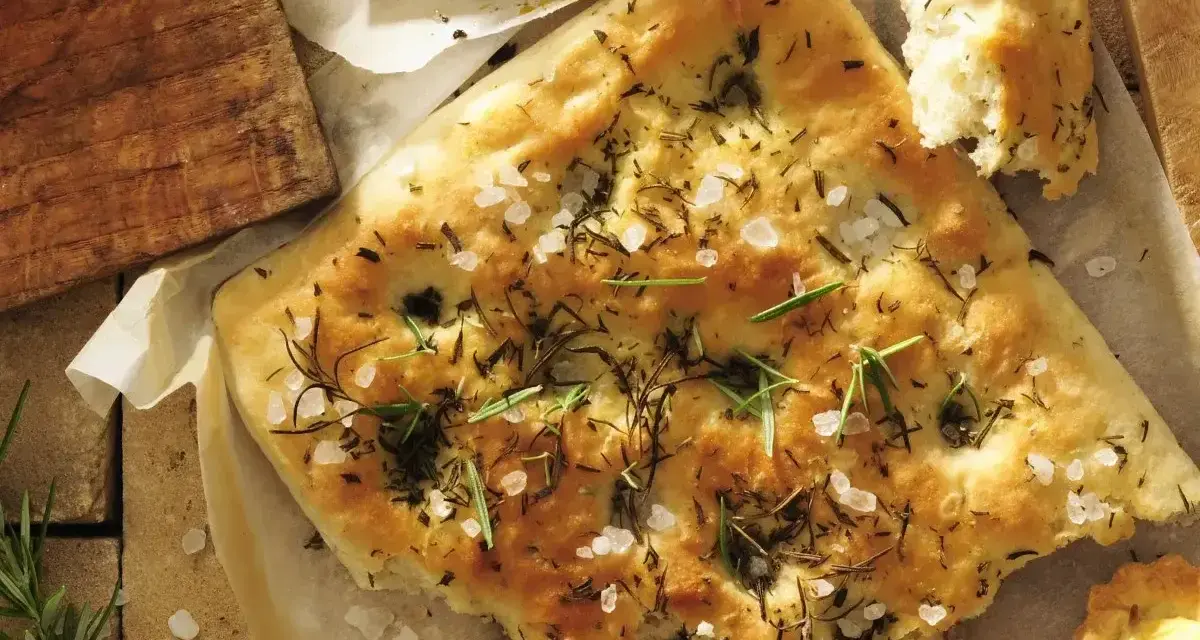 Pyszna focaccia z rozmarynem i solą morską, idealna do każdego posiłku. Prosty przepis na domową focaccię.
