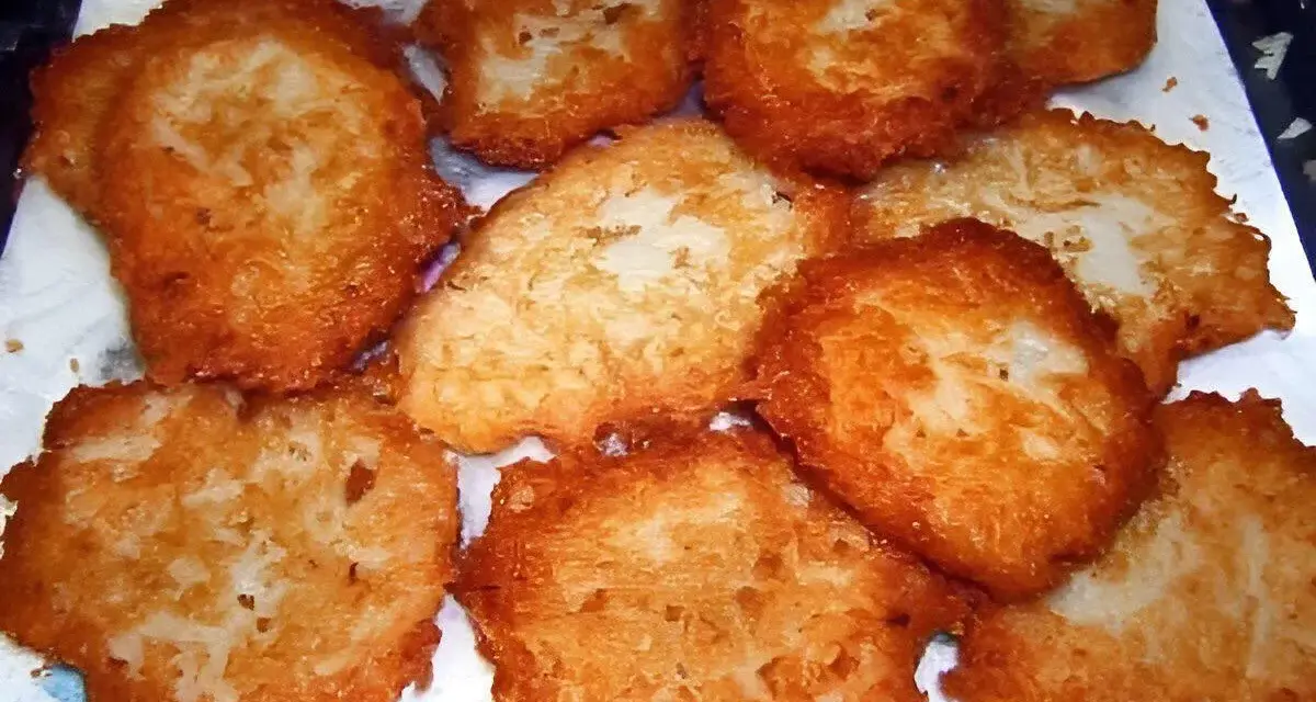 Tortel di patate dorati e croccanti, appena fritti, pronti per essere gustati.