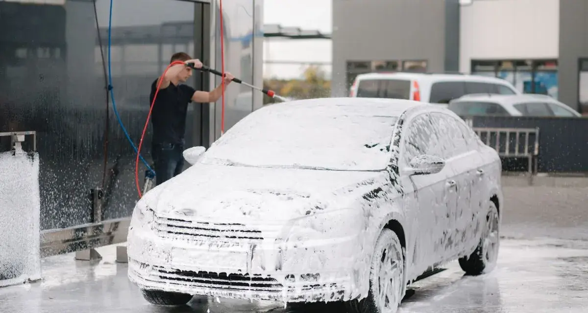 Aktywna piana na myjni: Jak umyć auto bez smug i zarysowań?