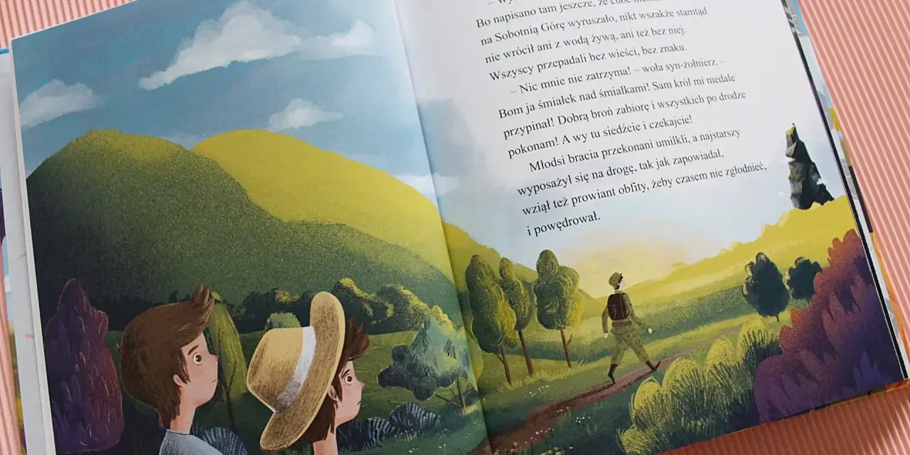 Dwóch chłopców patrzy na krajobraz, gdzie samotny podróżnik idzie ścieżką. To ilustracja z baśni o Sobotniej Górze.