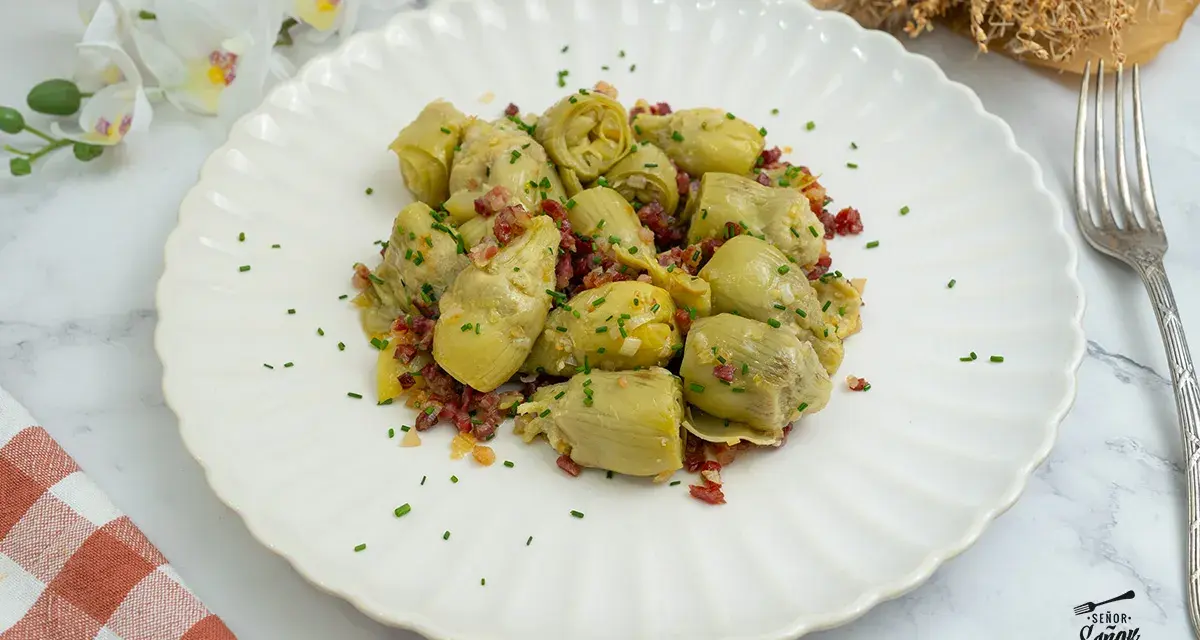 Alcachofas de bote salteadas con jamón y cebolla, un plato sencillo y delicioso. ¡Perfecto para tus recetas con alcachofas de bote!