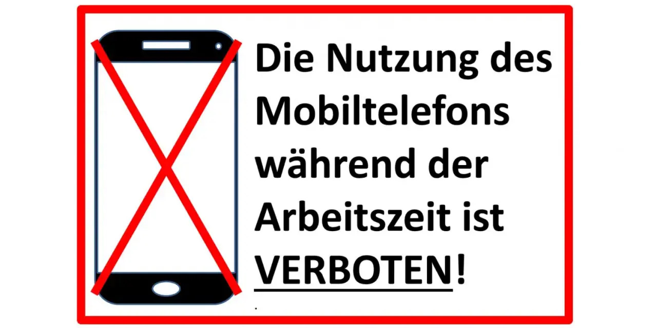 Handyverbot am Arbeitsplatz: Ein Smartphone mit rotem Kreuz zeigt an, dass die Nutzung während der Arbeitszeit untersagt ist.