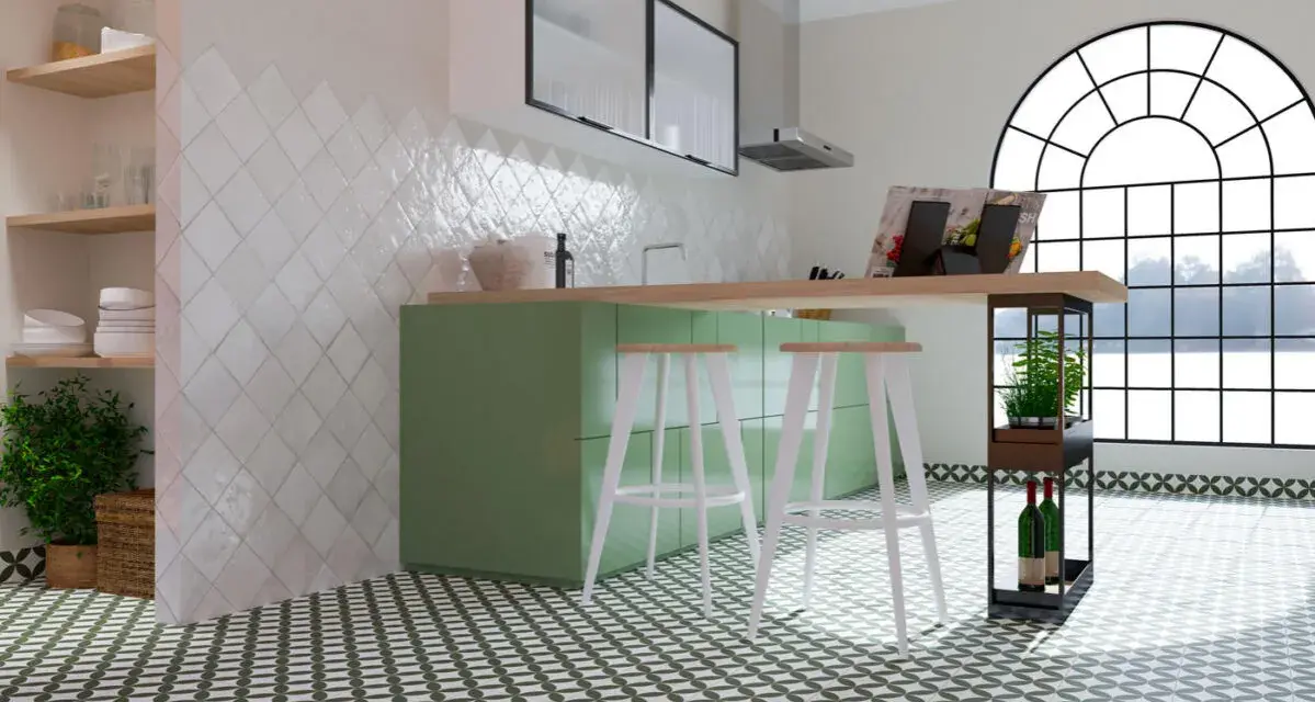 Cocina moderna con azulejos blancos en rombos como materiales para cubrir paredes, encimera de madera y suelo con patrón geométrico verde.