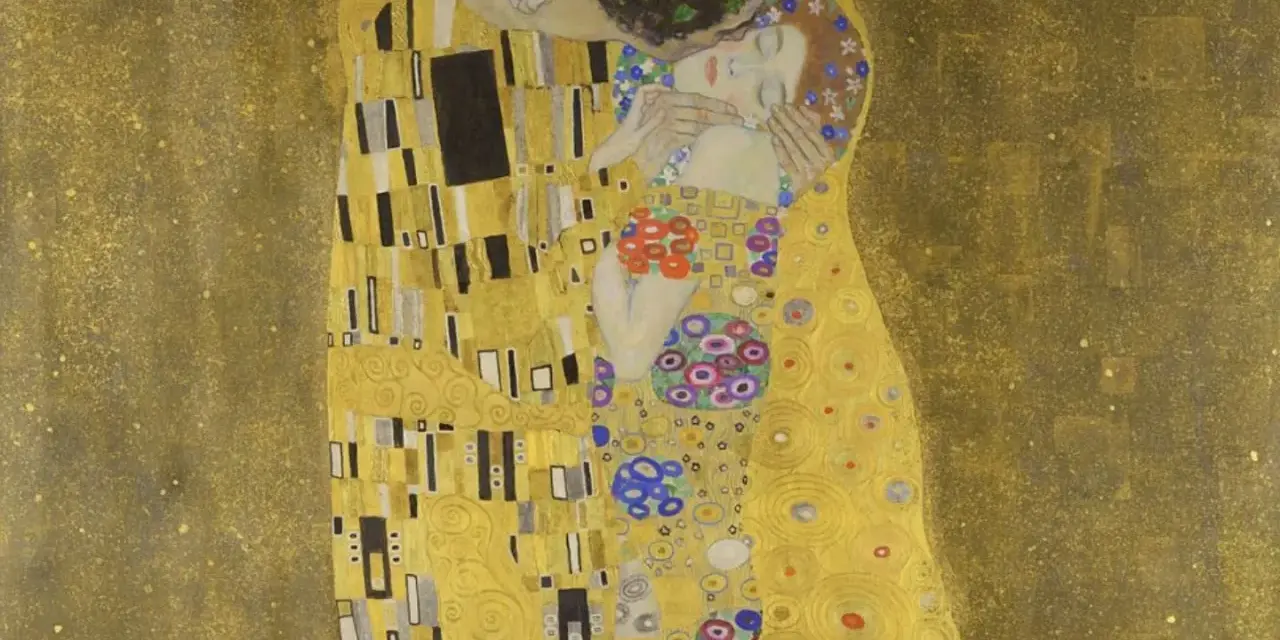 Le baiser de Klimt, un couple enlacé dans une étreinte dorée, leurs corps recouverts de motifs abstraits et floraux.