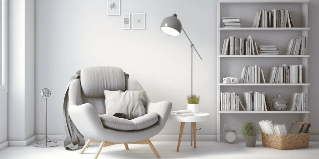 Un sillón cómodo junto a una estantería llena de libros, creando una acogedora biblioteca en casa.