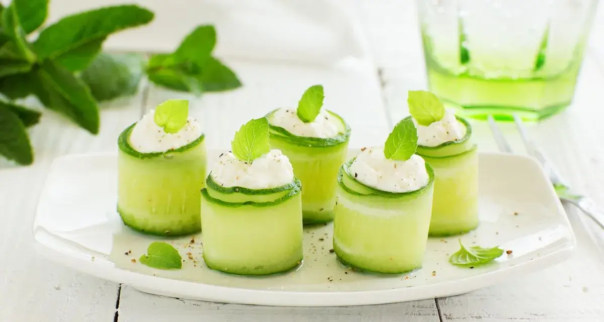 Rotolini di cetriolo ripieni di formaggio fresco e menta, un'idea per zucchine ripiene velocissime e fresche.