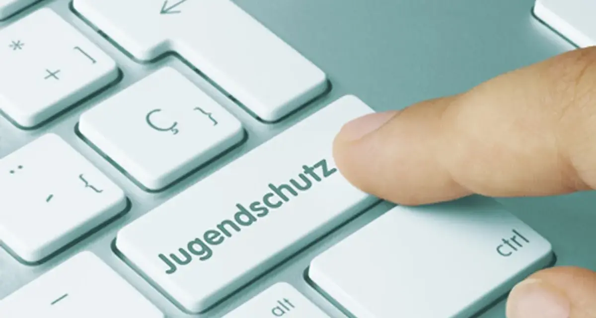 Finger drückt auf "Jugendschutz"-Taste. Beistandschaft Jugendamt Nachteile sind hier kein Thema, nur der Schutz.