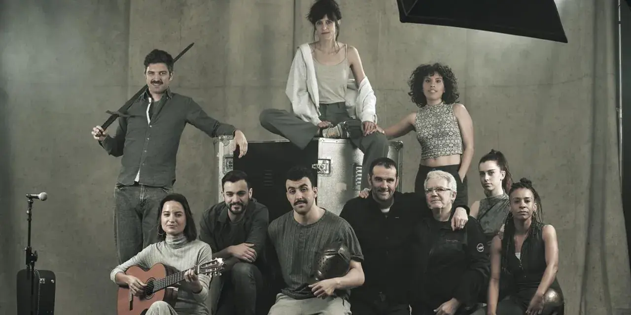 Elenco posa con espada y guitarra, evocando un resumen de Tirant lo Blanc.