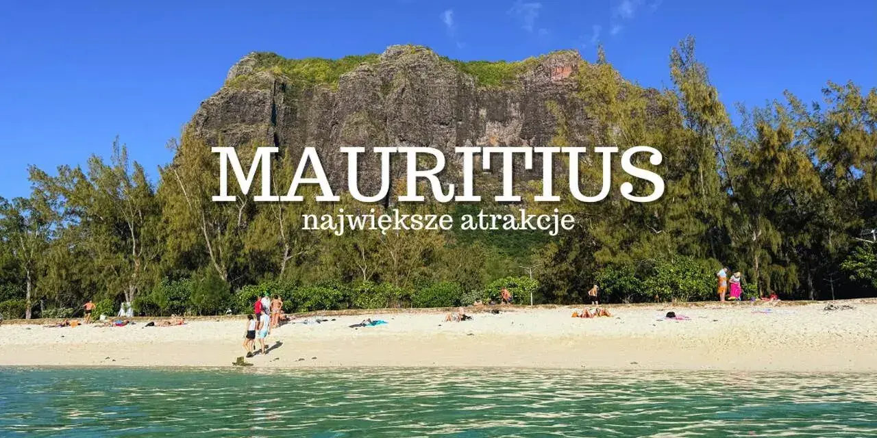 Piękna plaża na Mauritiusie, gdzie leży ta wyspa, zachęca do odpoczynku. Woda jest krystalicznie czysta, a góra w tle dodaje uroku.