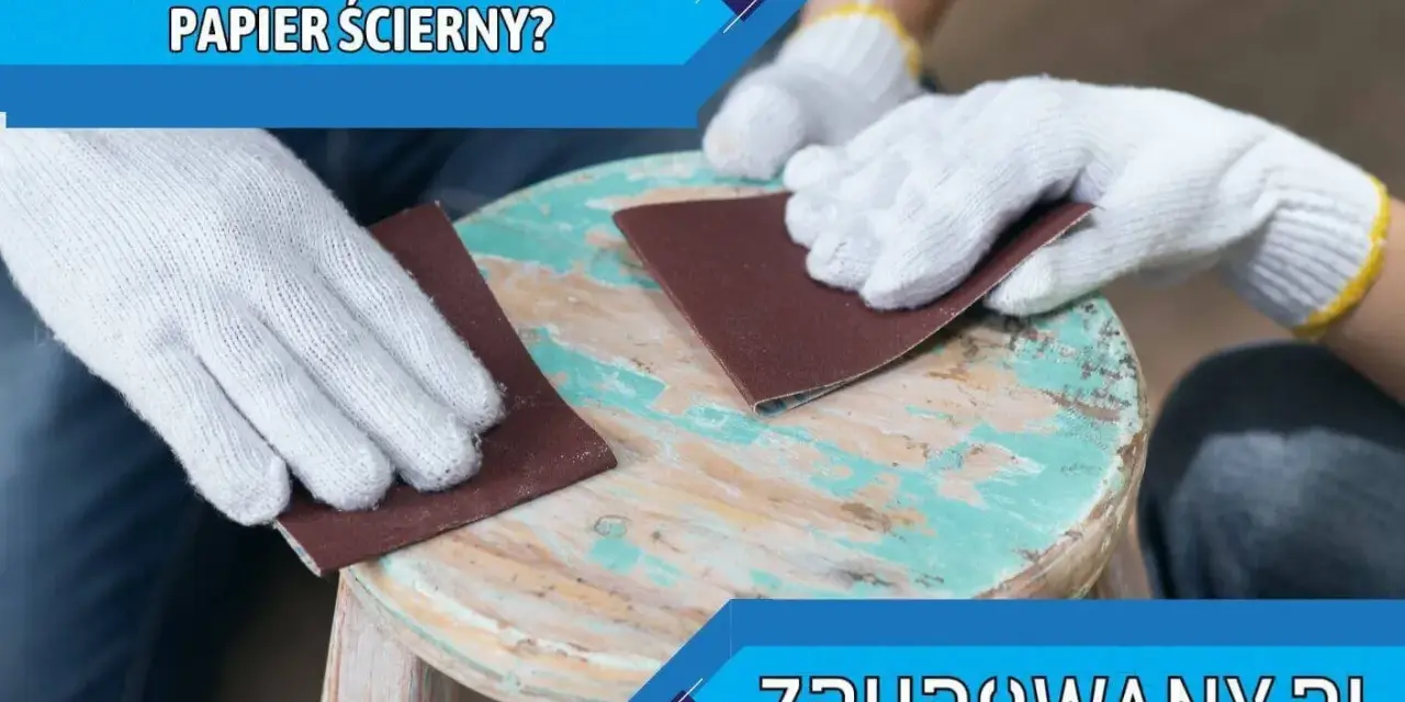Ręce w białych rękawiczkach szlifują drewniany stołek papierem ściernym. Dowiedz się, jaki papier ścierny do drewna przed malowaniem będzie najlepszy.