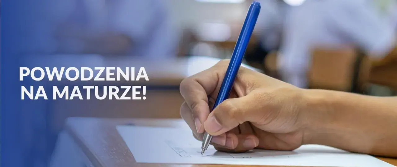 Dłoń pisze długopisem na arkuszu egzaminacyjnym. Napis "Powodzenia na maturze!" sugeruje, że to ważny moment dla osób z wykształceniem średnim.