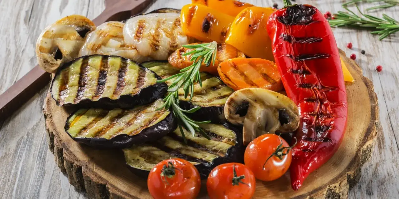 Grillowane warzywa: bakłażan, papryka, pieczarki, pomidorki i marchewka. Idealne, by co przygotować na grilla ze znajomymi.