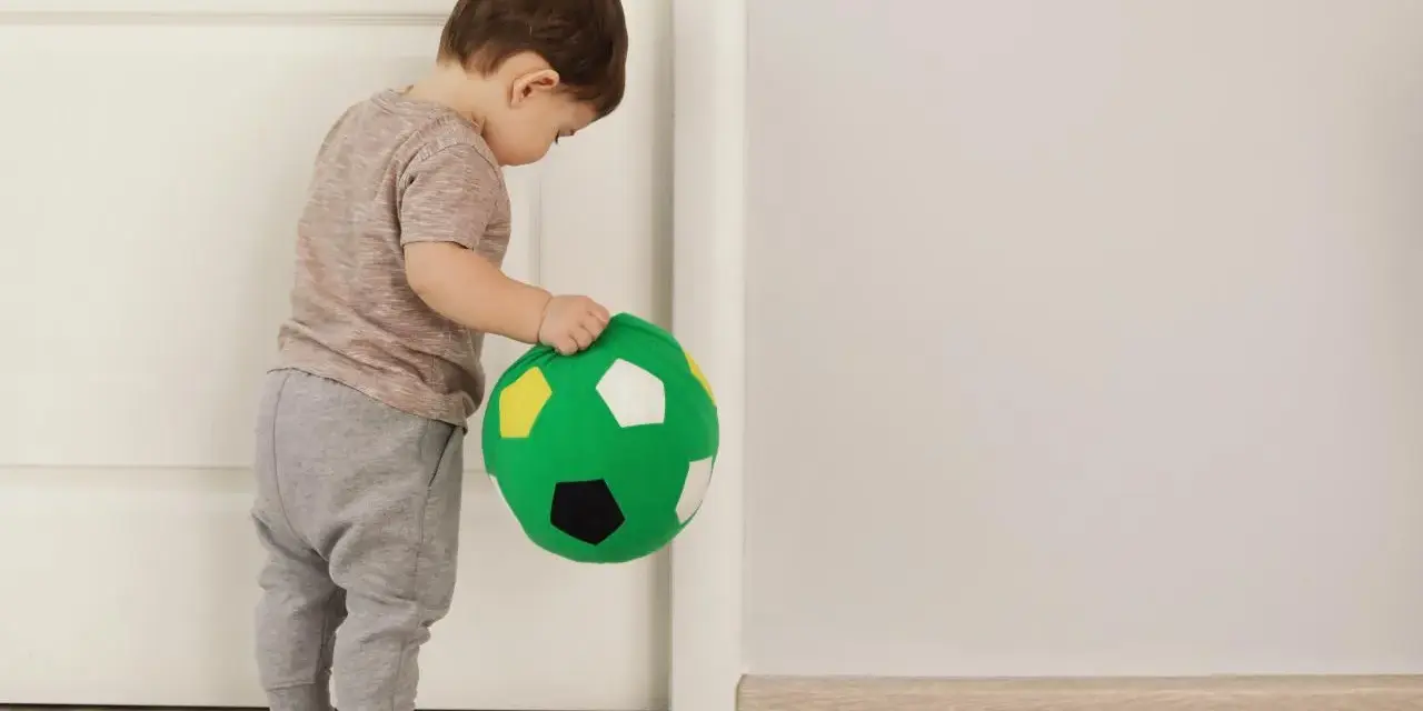Skok rozwojowy 15 miesiąc: Ile trwa? Jak przetrwać bunt?