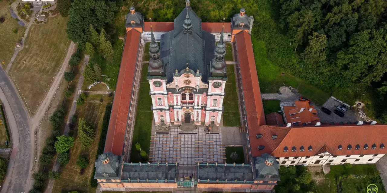 Widok z lotu ptaka na barokowy zespół klasztorny. To idealne miejsce na zwiedzanie, gdy planujesz święta lipka trasę.