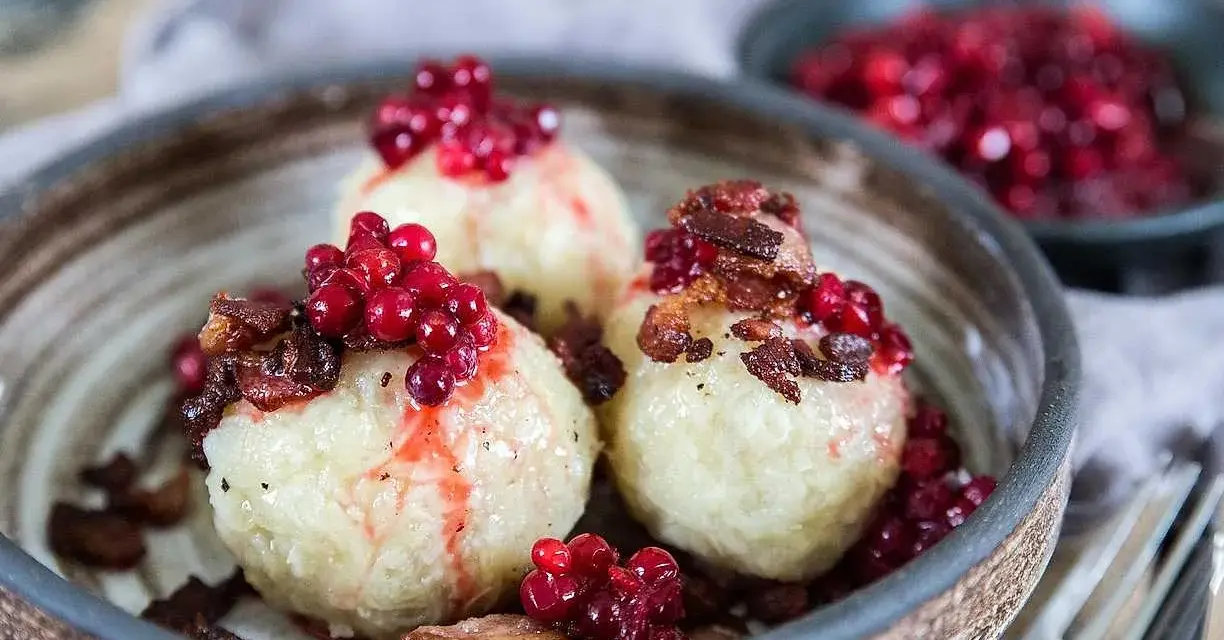 Tre saftiga paltar toppade med lingon och knaperstekt fläsk. Ett klassiskt palt recept som väcker aptiten.