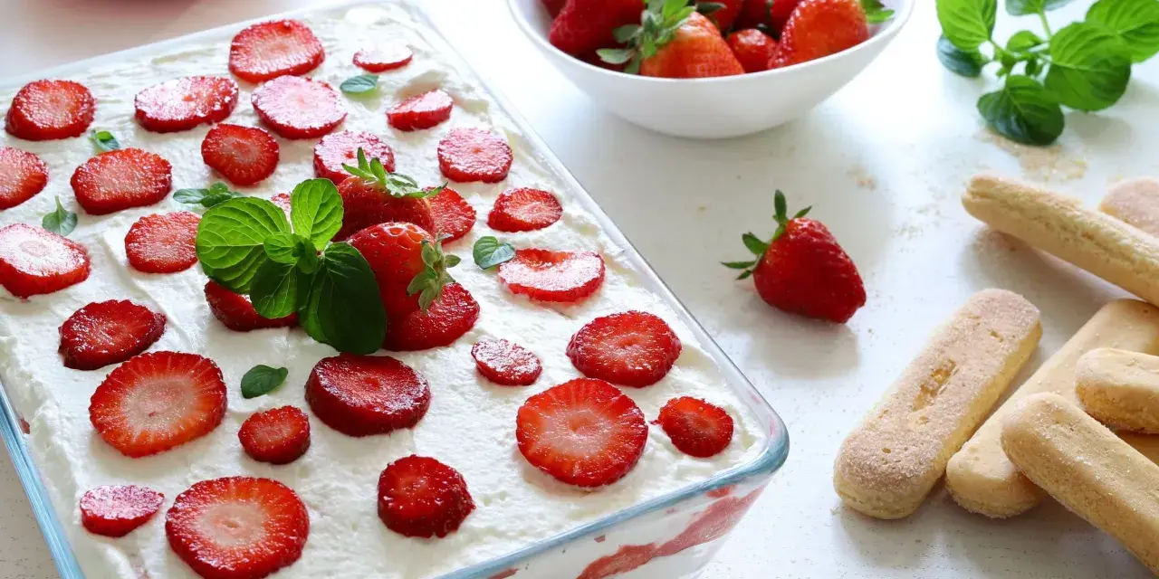Tiramisu klasyczne kontra tiramisu truskawkowe. Puszysty deser z owocami i biszkoptami, gotowy do podania.
