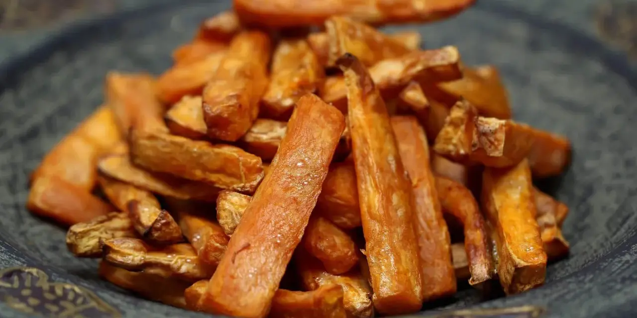 Kalorie frytek z batatów: pieczone vs smażone. Sprawdź!