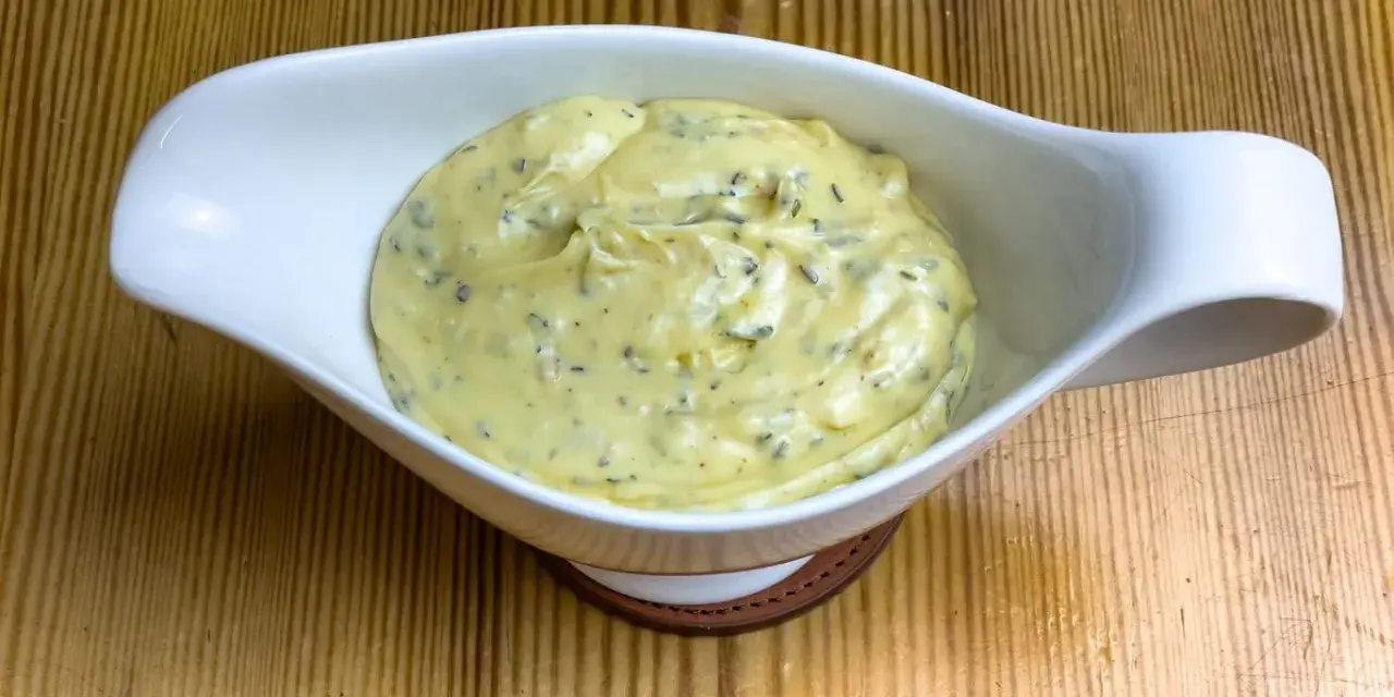 Krämig bearnaisesås i vit såssnip, redo att serveras. Ett perfekt bearnaisesås recept för alla tillfällen.