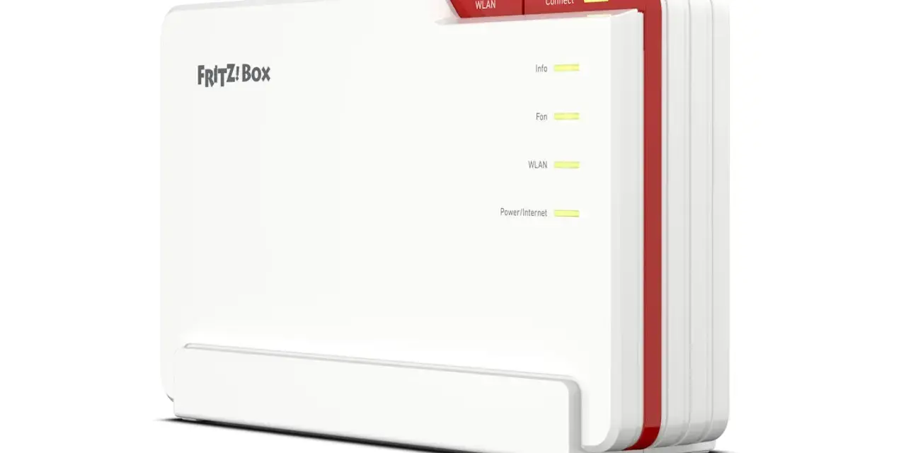 Biały router FRITZ!Box z czerwonymi akcentami, z zapalonymi diodami sygnalizującymi status, w tym qos.
