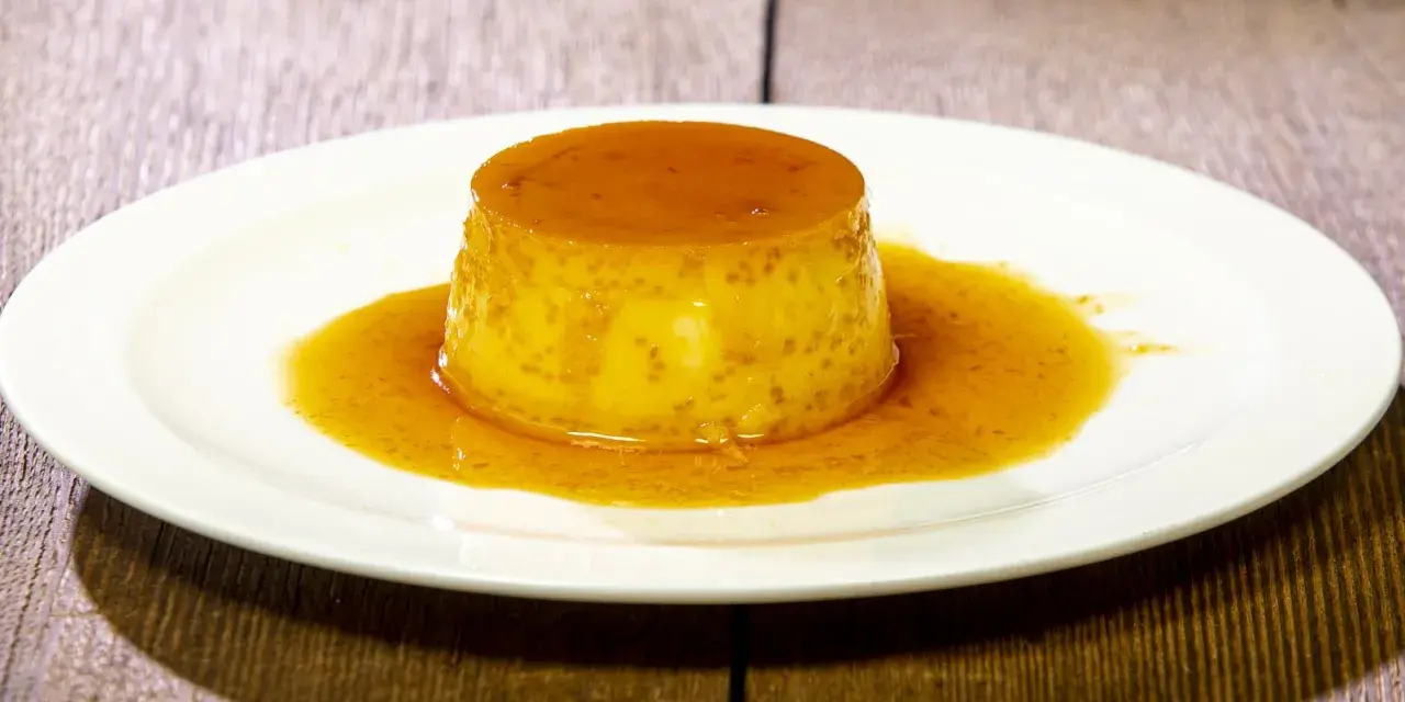 Un delizioso dolce al cucchiaio, un flan dorato con sciroppo di caramello, che ricorda il sapore del dulce de leche.