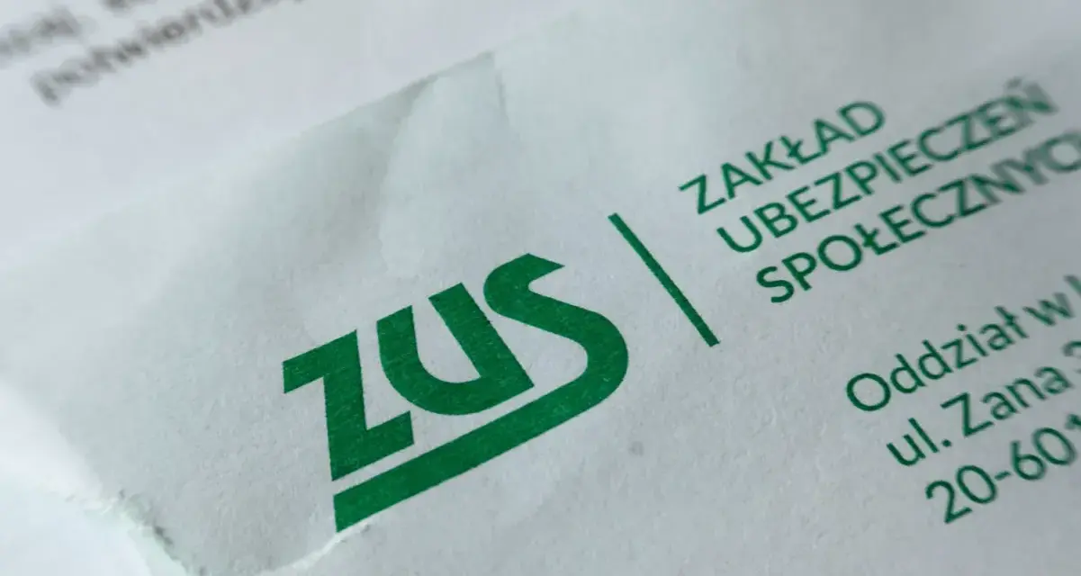 Zielony napis ZUS na białym papierze. Dokument dotyczy składki ZUS 2026, planowania finansowego i przyszłości ubezpieczeniowej.