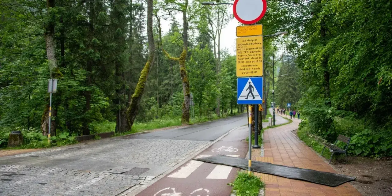 Droga do Kuźnic, skąd można dojechać na Kasprowy Wierch. Znaki informują o ograniczeniach ruchu.