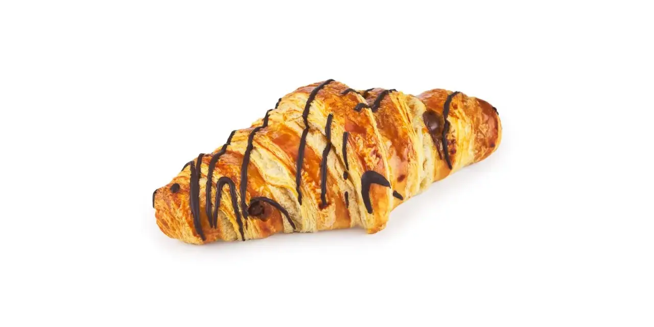 Złocisty croissant z czekoladą, idealny na śniadanie. Sprawdź jego croissant z czekoladą kcal.