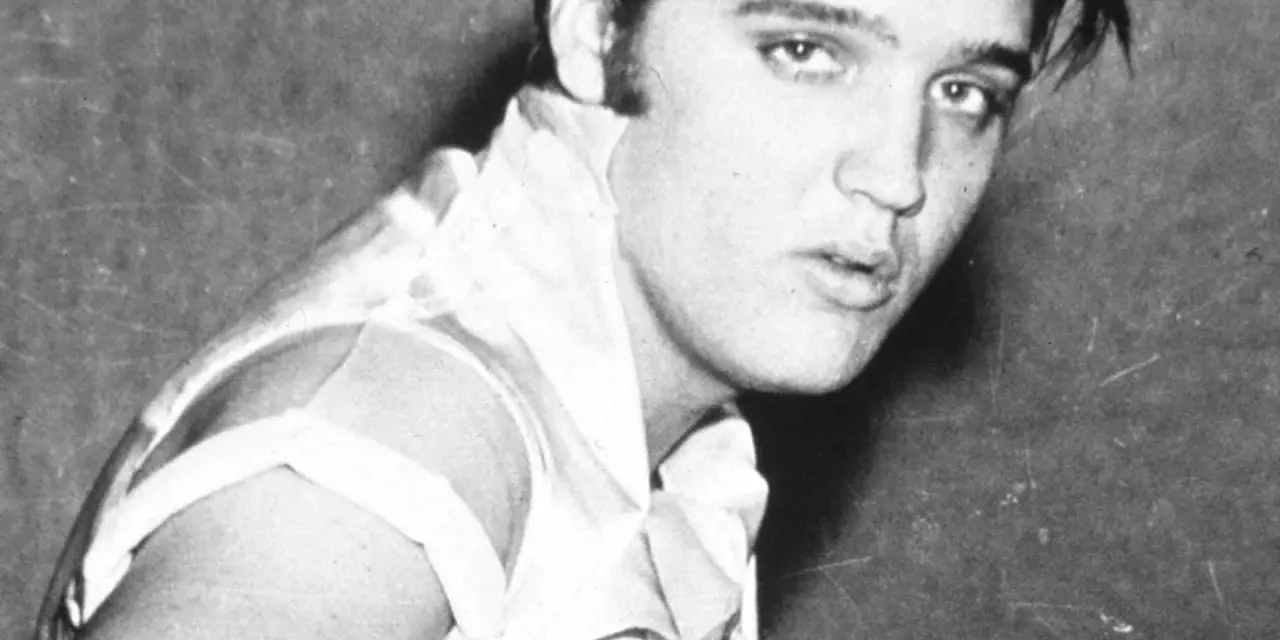 Junger Elvis Presley, mit seinem charakteristischen Blick und jugendlichem Charme, blickt in die Kamera.