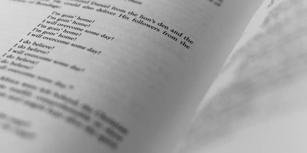 Página de libro con versos repetitivos, como "I'm goin' home!", que ilustran cómo escribir diálogos con emoción y ritmo.