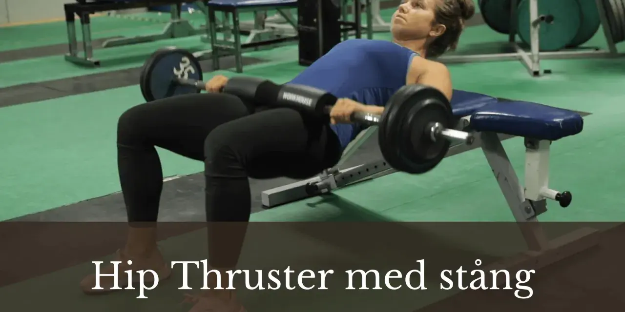 Kvinna utför hip thrust med stång på en bänk i ett gym.