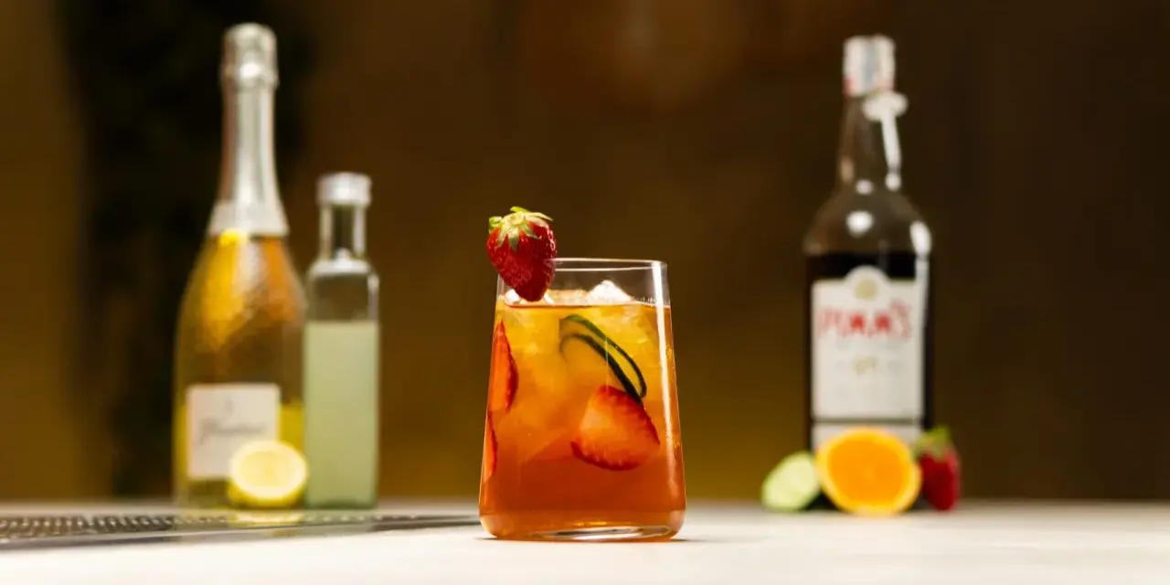 Orzeźwiający drink z Pimm's No. 1, truskawkami i ogórkiem, w kontraście do Aperol Spritz.