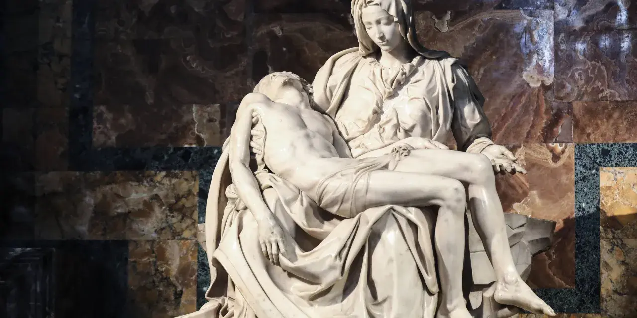 Pieta Michała Anioła: Matka Boska trzyma na kolanach martwe ciało Jezusa. Marmurowa rzeźba zachwyca realizmem i emocjami.